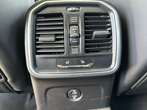 Certified 2025 Porsche Macan AWD/4WD image 38