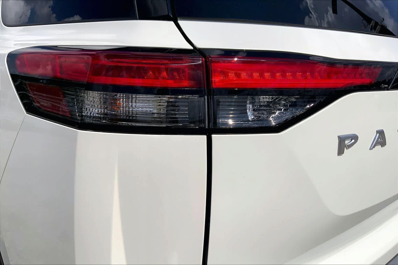 Used 2024 Nissan Pathfinder Platinum FWD image 28