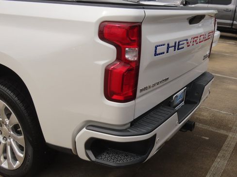 Used 2020 Chevrolet Silverado 1500 High Country w/ Technology Package AWD/4WD image 10