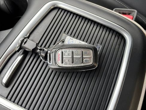 Used 2023 Chrysler Pacifica Touring-L image 22