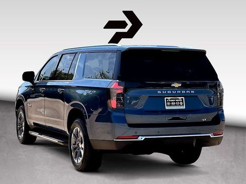 Used 2025 Chevrolet Suburban LT w/ Comfort Package RWD image 6