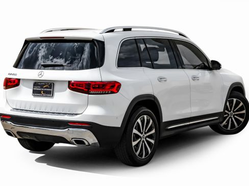 Used 2022 Mercedes-Benz GLB 250 w/ Premium Package Lite image 10