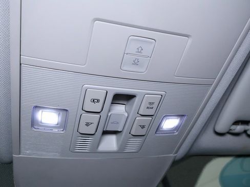 Used 2022 Volkswagen Taos SEL image 28