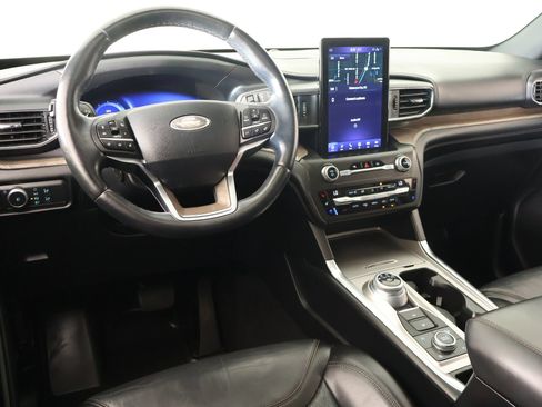 Used 2020 Ford Explorer Platinum w/ Premium Technology Package AWD/4WD image 2
