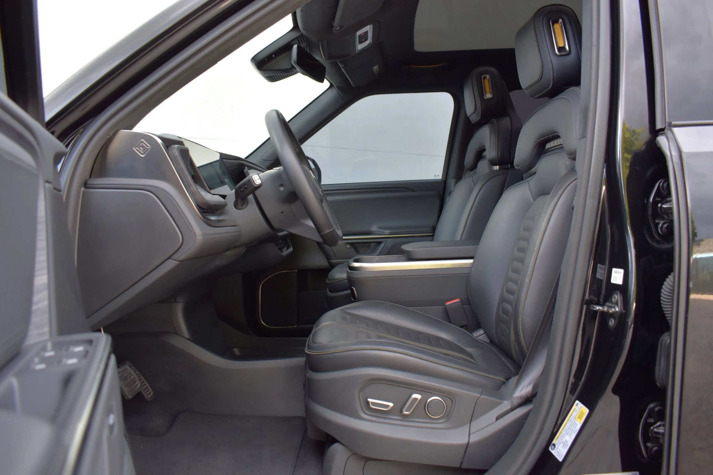 Used 2025 Rivian R1S Adventure Dual AWD/4WD image 10