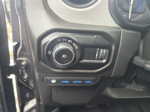 Used 2024 Jeep Wrangler Unlimited image 21