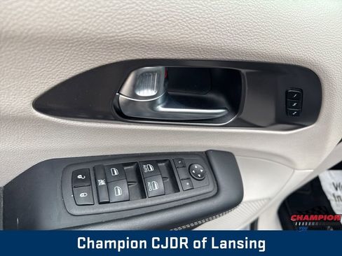 Used 2024 Chrysler Pacifica Touring-L image 18