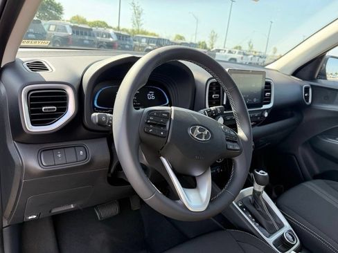 Certified 2025 Hyundai Venue SEL FWD image 10