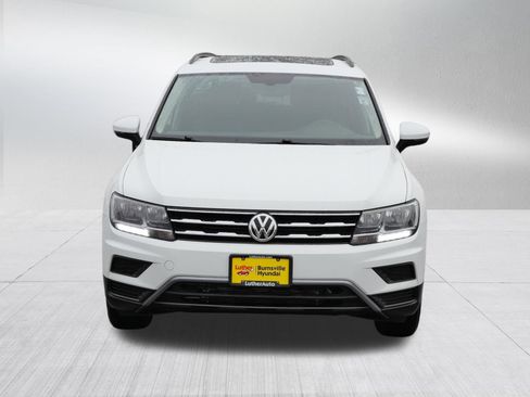Used 2018 Volkswagen Tiguan SE w/ Panoramic Sunroof Package image 2