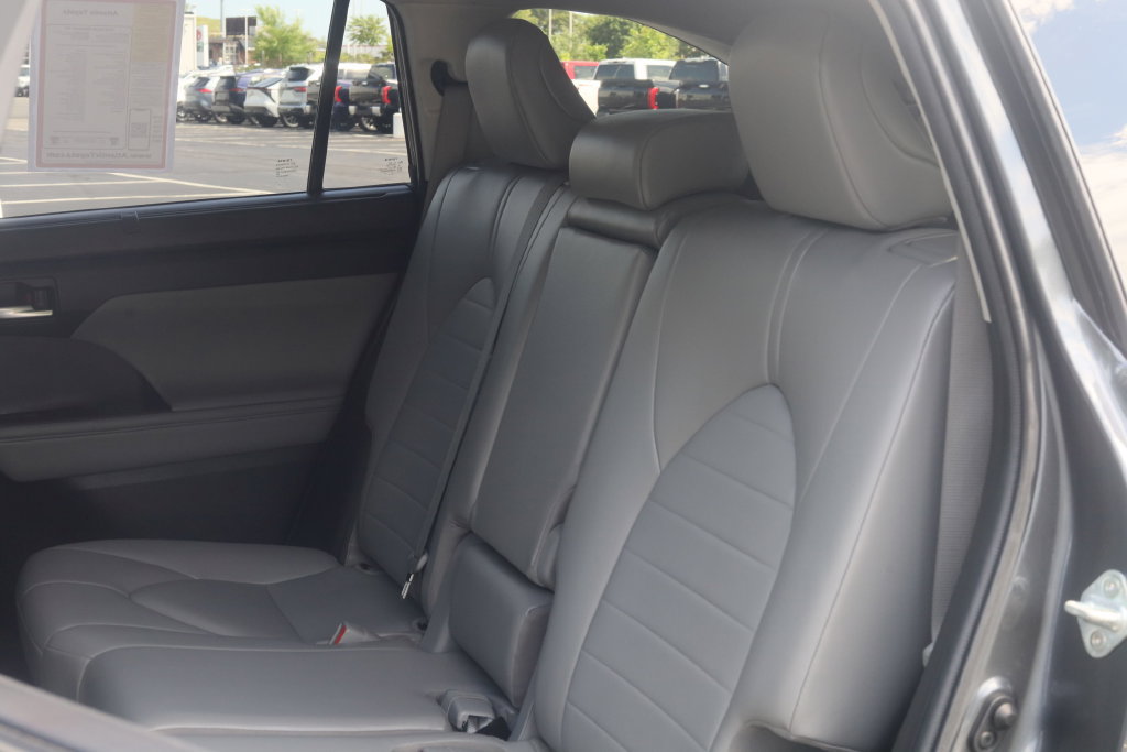 Used 2023 Toyota Highlander XLE AWD/4WD image 21