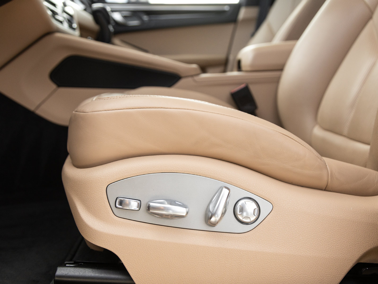 Certified 2024 Porsche Macan AWD/4WD image 22