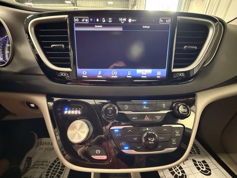 Used 2022 Chrysler Pacifica Touring-L FWD image 29
