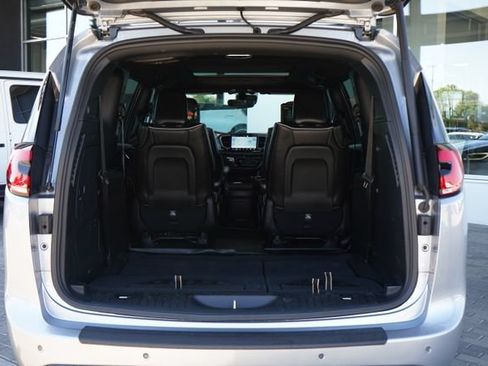 Used 2021 Chrysler Pacifica Limited w/ Uconnect Theater Family Group FWD image 8