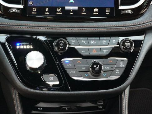 Used 2024 Chrysler Pacifica Pinnacle w/ Trailer Tow Group image 15