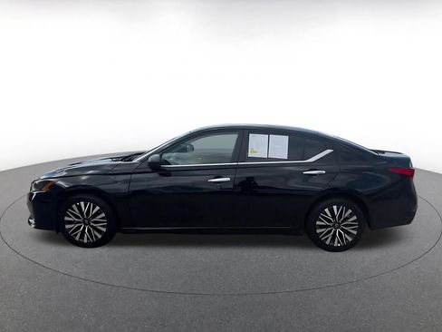 Used 2025 Nissan Altima 2.5 SV FWD image 8