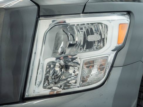 Used 2022 Nissan Titan SV w/ SV Convenience Package image 12