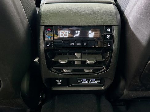 Used 2023 Jeep Grand Cherokee L Limited w/ Luxury Tech Group II AWD/4WD image 27