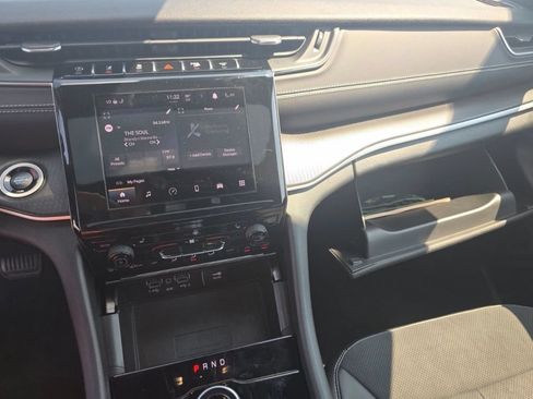 Used 2025 Jeep Grand Cherokee Altitude RWD image 4