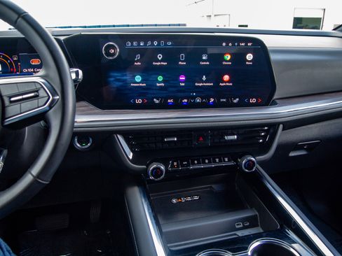 Used 2025 Chevrolet Suburban Z71 image 15