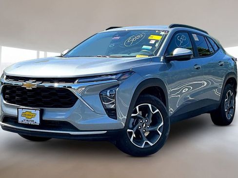 Used 2025 Chevrolet Trax LT w/ Driver Confidence Package FWD image 3