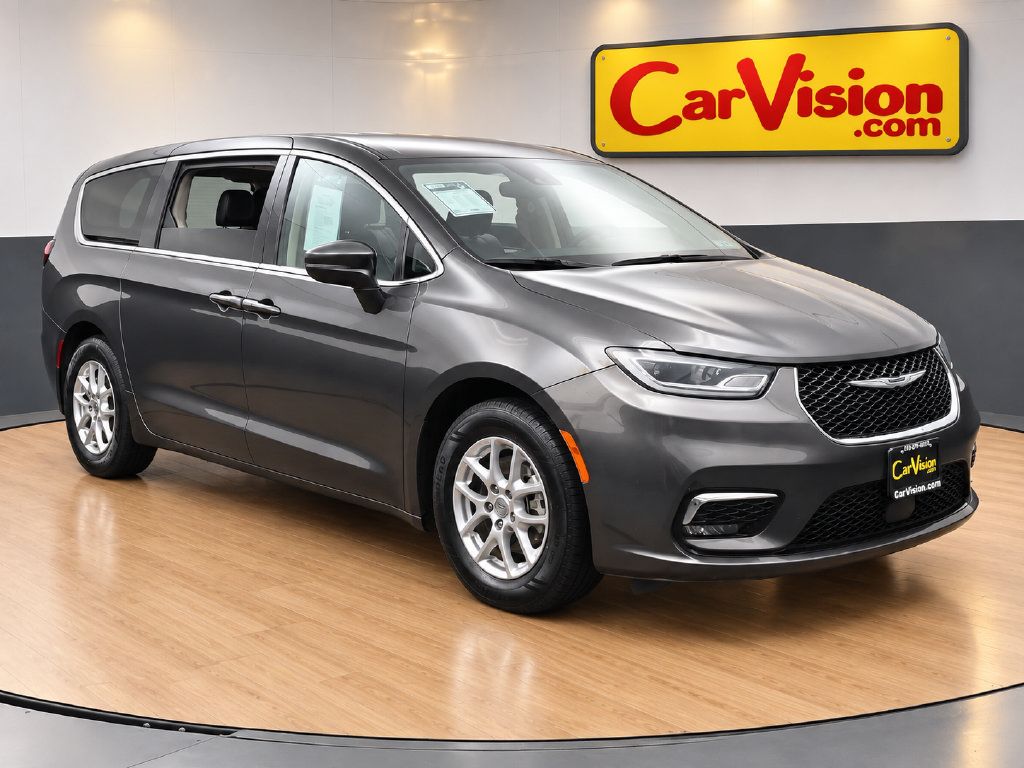Used 2023 Chrysler Pacifica Touring-L FWD image 5