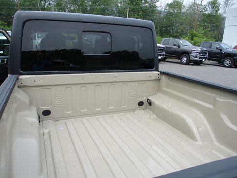 Certified 2022 Jeep Gladiator Sport AWD/4WD image 13