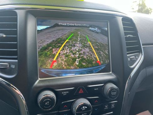 Used 2017 Jeep Grand Cherokee Altitude image 12