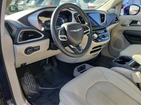 Certified 2017 Chrysler Pacifica Premium image 18