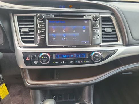 Used 2016 Toyota Highlander Plus FWD image 26