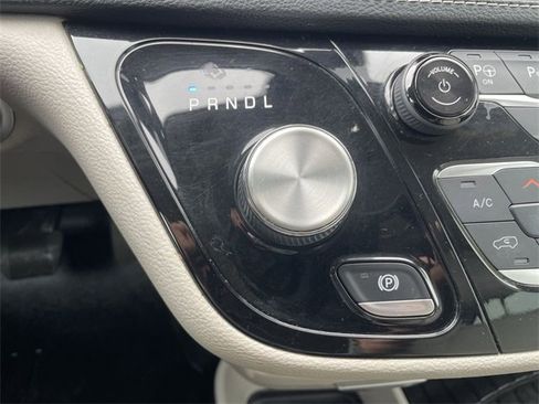 Used 2021 Chrysler Pacifica Touring-L w/ Premium & Safety Sphere Group image 16