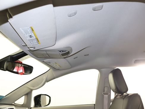 Used 2024 Chrysler Pacifica Touring-L image 39