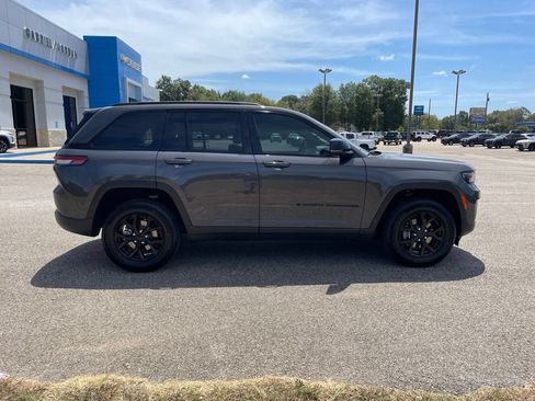 Used 2025 Jeep Grand Cherokee Altitude AWD/4WD image 7