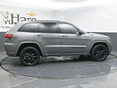 Used 2021 Jeep Grand Cherokee Laredo AWD/4WD image 36