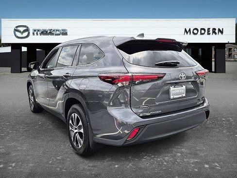 Used 2024 Toyota Highlander XLE AWD/4WD image 3