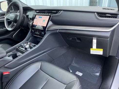 New 2025 Jeep Grand Cherokee Limited w/ Black Appearance Package image 43