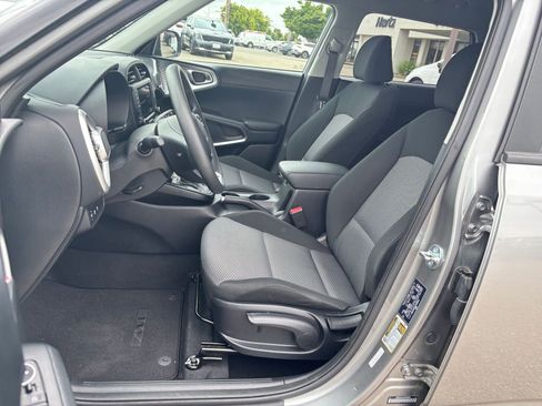 Used 2025 Kia Soul LX w/ LX Technology Package FWD image 36