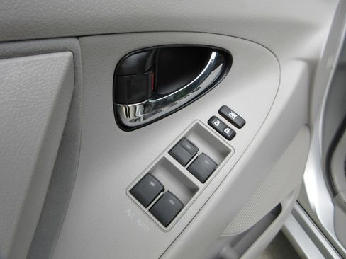Used 2010 Toyota Camry LE FWD image 26