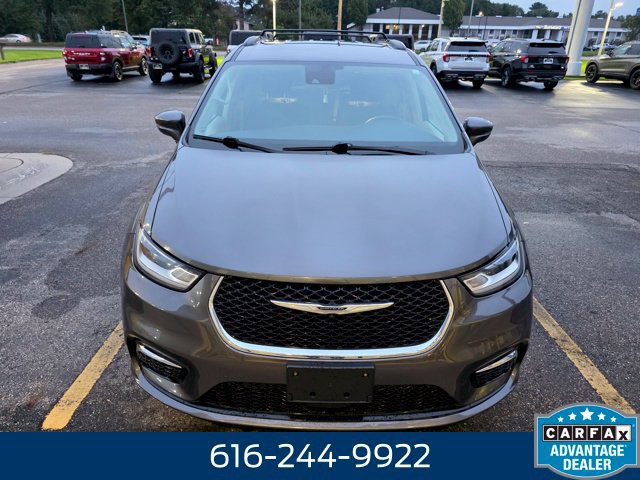 Used 2022 Chrysler Pacifica Touring-L FWD image 2