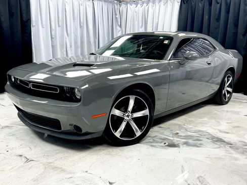 Used 2019 Dodge Challenger SXT image 1