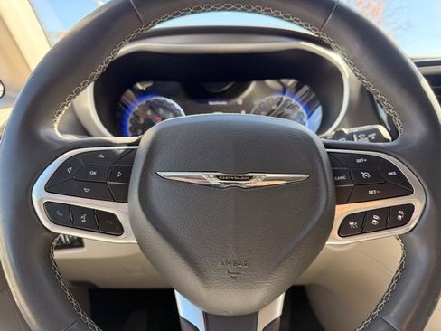Used 2023 Chrysler Pacifica Touring-L image 22