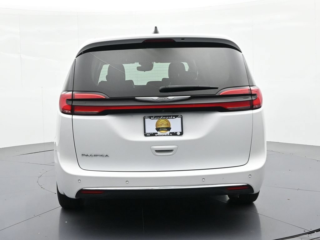 Used 2024 Chrysler Pacifica Touring-L FWD image 7