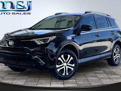 Used 2017 Toyota RAV4 LE FWD image 1
