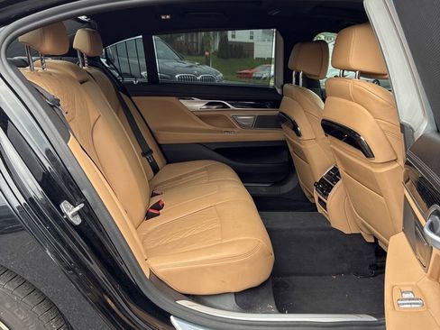 Used 2022 BMW 750i xDrive w/ Executive Package AWD/4WD image 18
