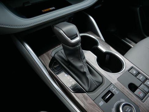 Used 2024 Toyota Highlander Limited image 24