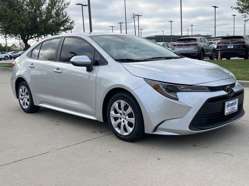 Used 2023 Toyota Corolla LE image 2