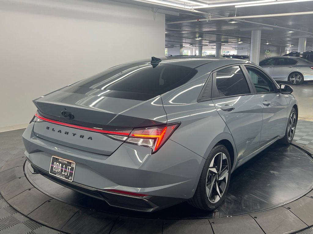 Used 2022 Hyundai Elantra Limited FWD image 5