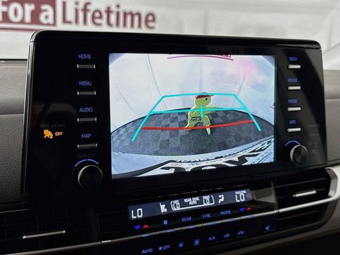 Used 2023 Toyota Sienna XLE w/ XLE Plus Package FWD image 6