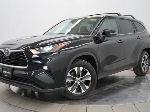 Used 2024 Toyota Highlander XLE AWD/4WD image 1