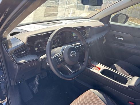 Used 2025 Nissan Kicks SR w/ Illumination Package image 17