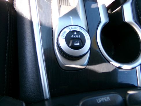 Used 2019 Nissan Pathfinder SV image 15